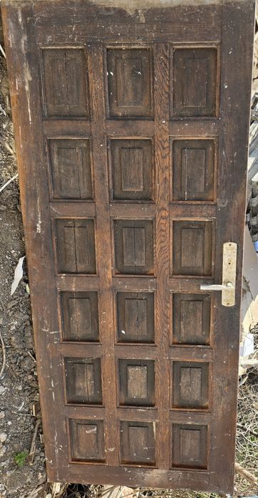 Usa veche, lemn masiv,  esență tare, foarte grea