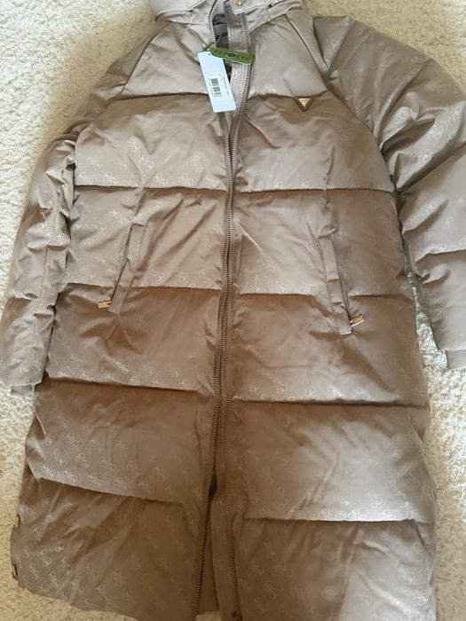 Vând geaca noua lunga Guess,