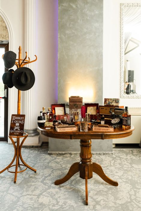 Luxury Cigar Bar + Elegant Selfie Mirror + Litere Volumetrice