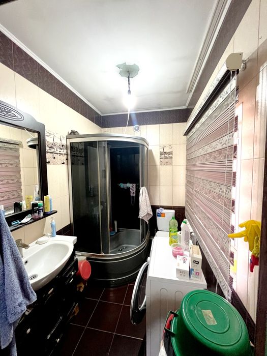 Частный дом с постройкоми.