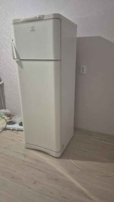 Продам холодильник INDESIT