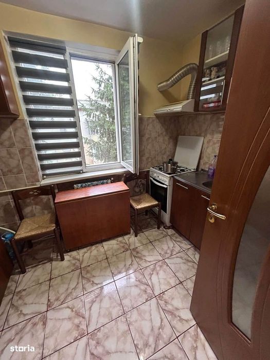 De vanzare apartament cu 2 camere, decomandat,  balcon, zona Smirodava