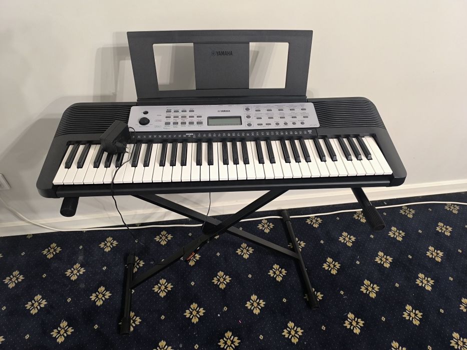 Продам синтезатор ,б/у