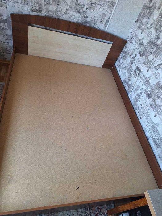Продам двухспальную кровать.