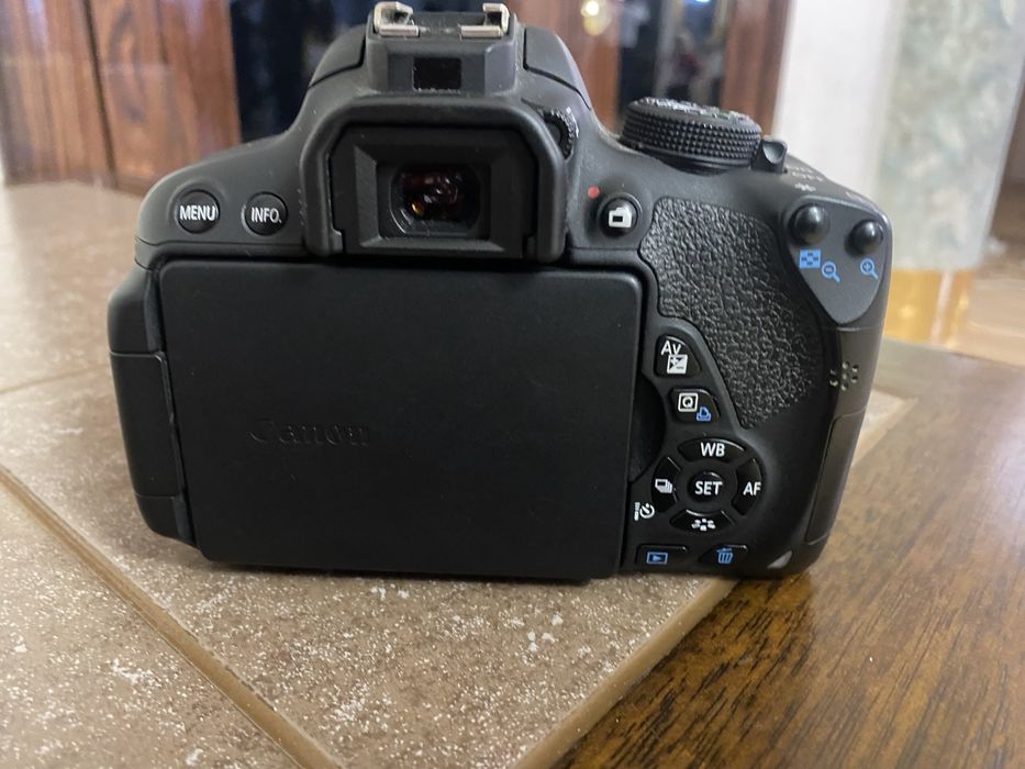 Продам canon 700d