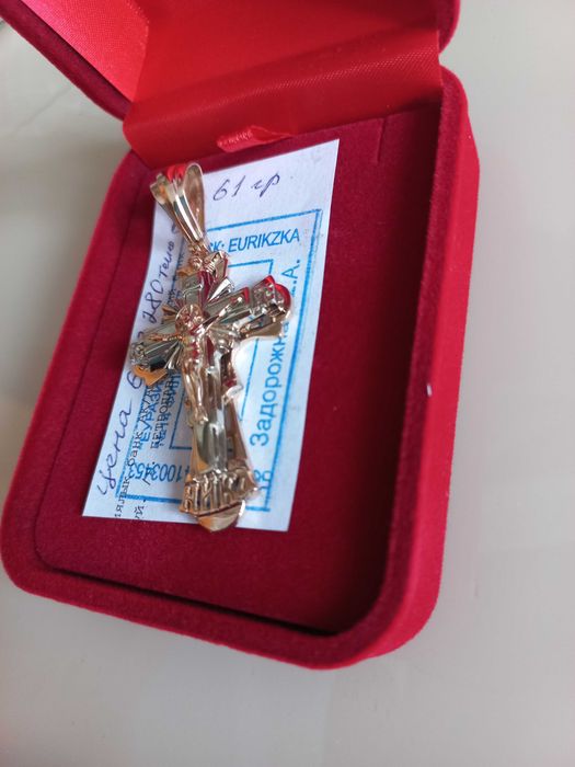 Золотой крест и кольцо