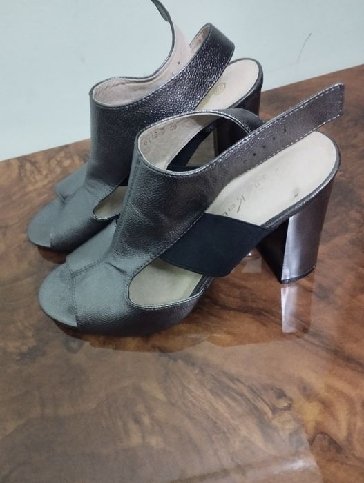 Oyoq kiyim ayollar uchun