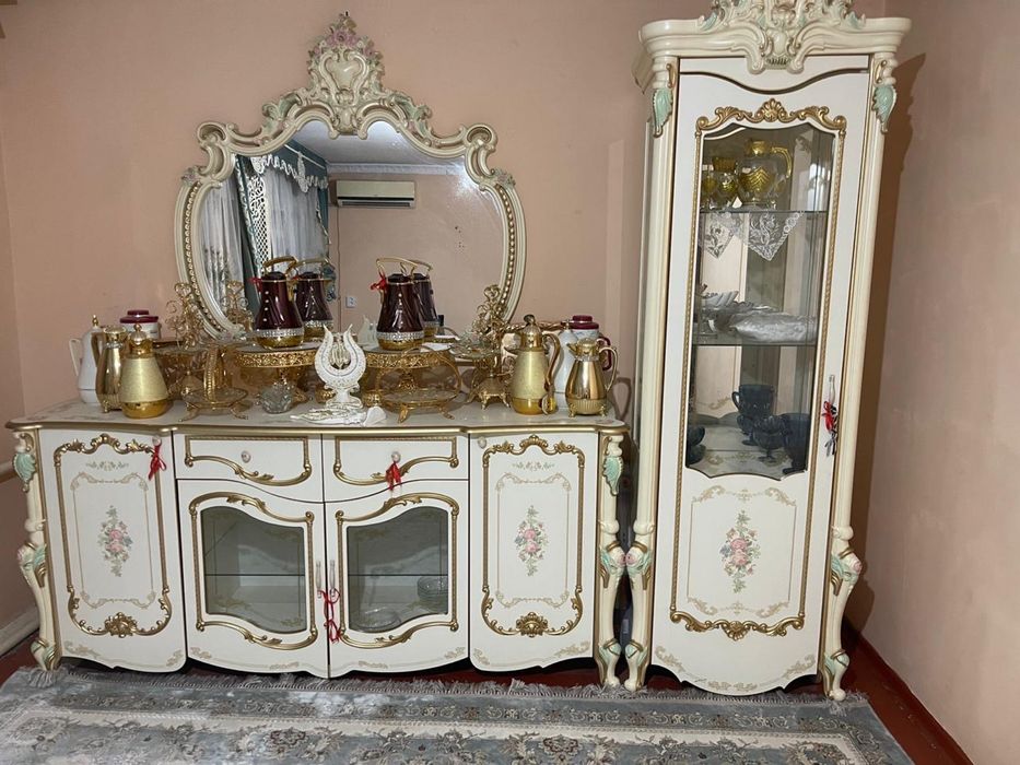Классикалық гостиная шкафы витринамен