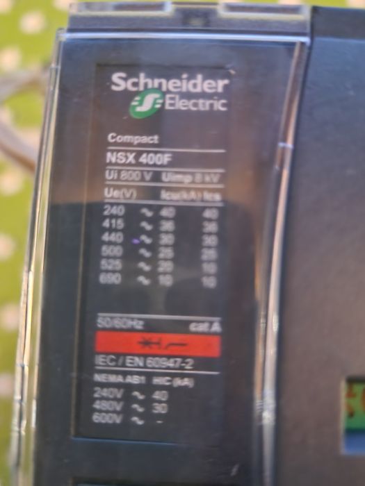 Schneider и Merlin Gerin Автоматични прекъсвачи и моторни механизми