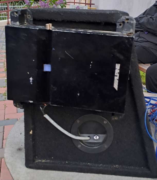 Vand navigatie 12gb ram+subwoofer cu stațieAlpine  si cabluri