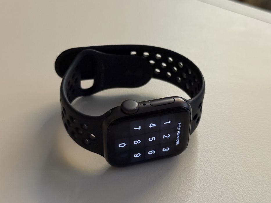 Apple Watch SE Nike Edition 40 мм