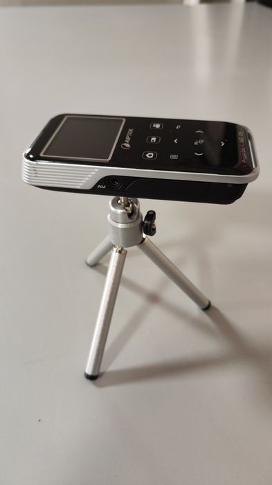 Camera foto/video cu videoproiector incorporat