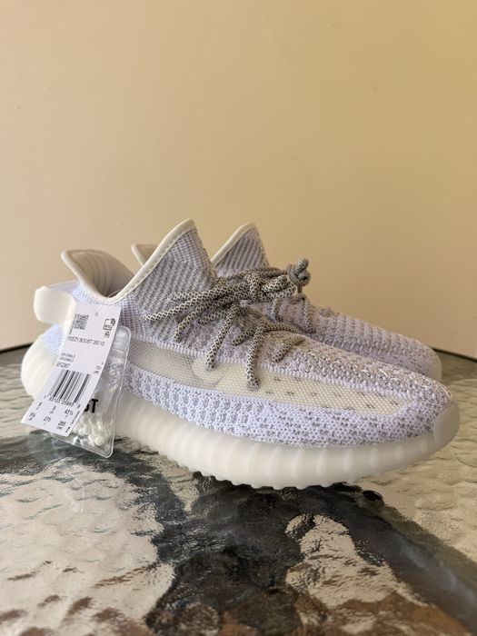 Yeezy 350 noi cu etichete