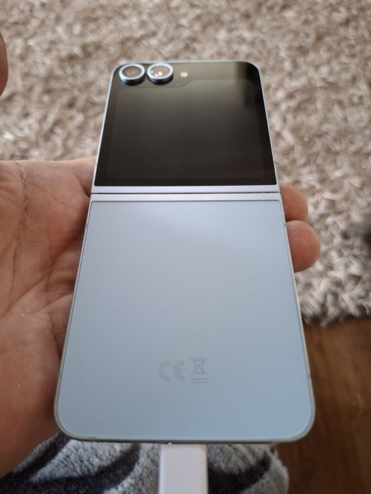 Vand Samsung Flip 6 probleme folie ,12 gb ram ,256 memorie