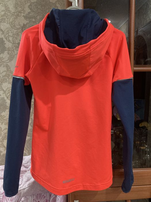 Продам спортивную куртку