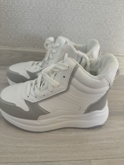 Сапоги, кроссы утепленные.