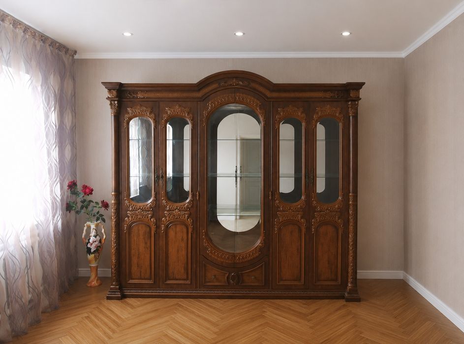 Продам витрину для посуды
