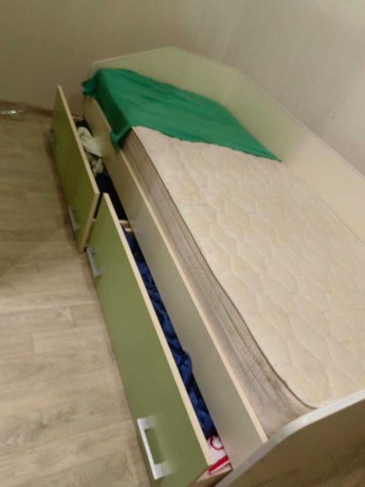Кровать с бортиками и ящиками