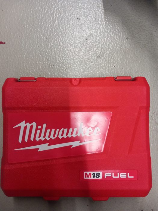 Pistol de impact MILWAUKEE m18 cu 2 acumulatori