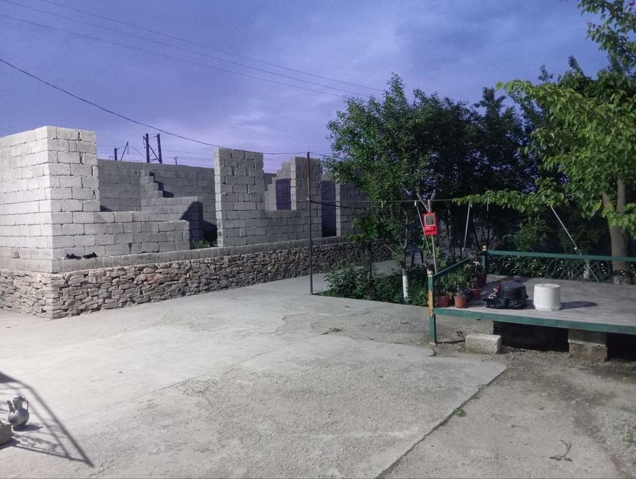 Srochna Uy hovli sotiladi pul zaril  narxini kelishamiz