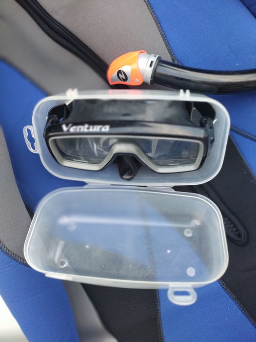 Продавам водолазен костюм  с очила и шнорхел