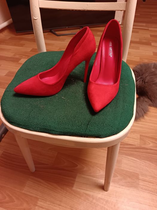 Прадоются красивые туфли