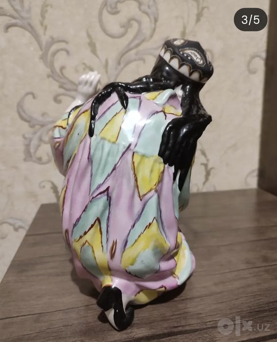 Фарфоровая статуэтка.