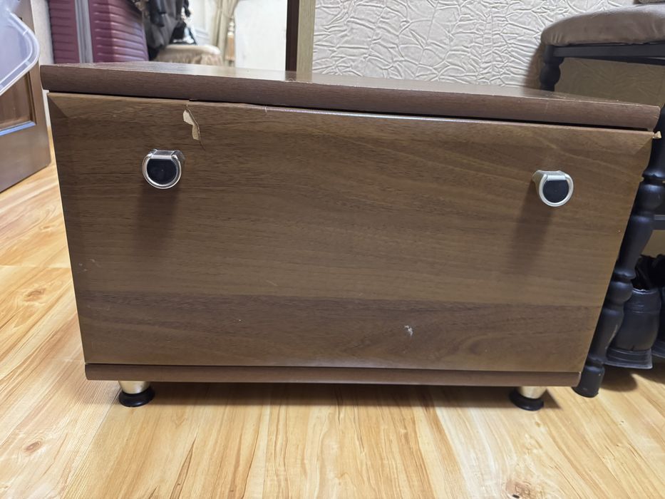 Обувной шкаф.    .     .                Л.       Л.