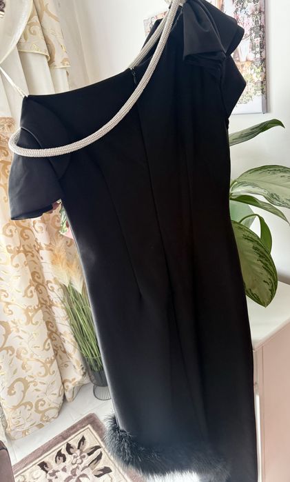 Rochie neagra cu o maneca lasata