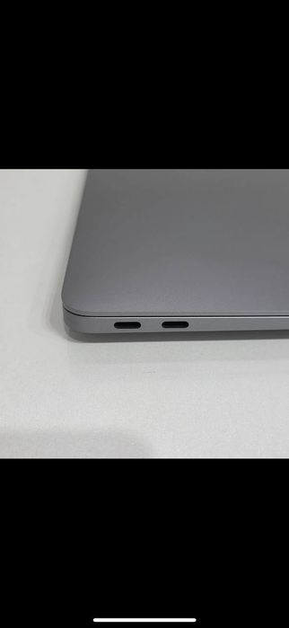 Kosmik kulrang rangdagi M1 13 dyuymli MacBook Air sotilmoqda.

Texnik