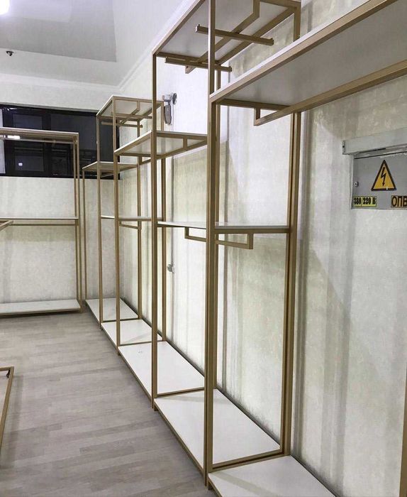 Стойки рейлы ресепшн рейлы стеллажи для бутика и шоурума