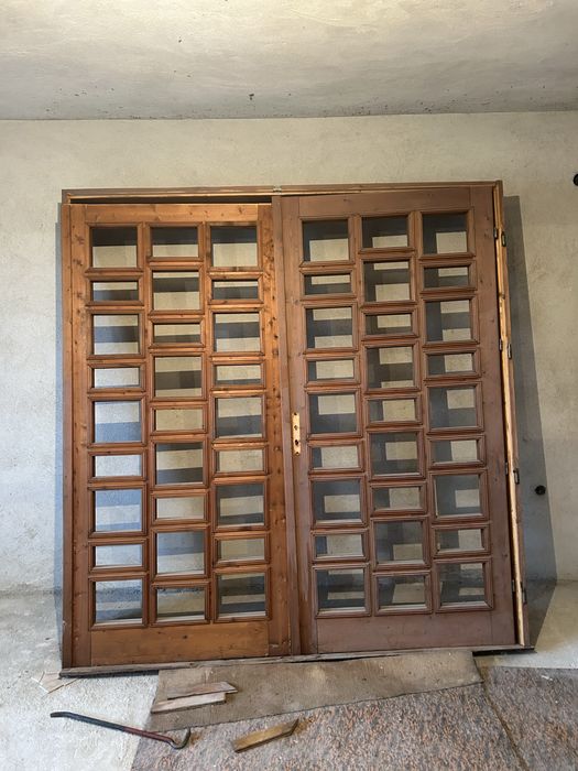 Дървена масивна врата от чам размерите са височина и ширина над 2 метр