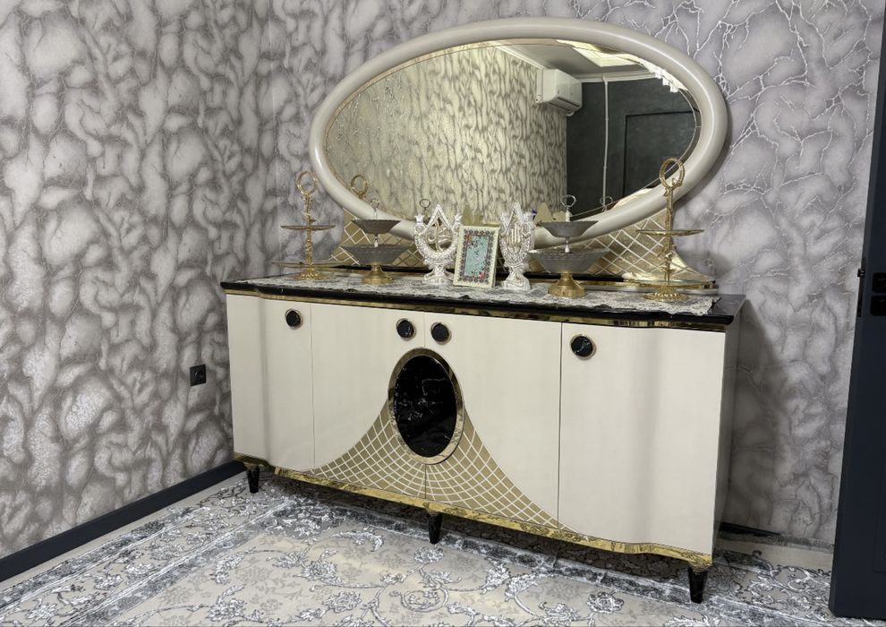 Продам комплект мебели: большой стол, 10 стульев и комод!