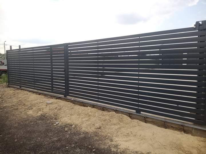 Porți moderne jaluzea, fier forjat, tabla decupată