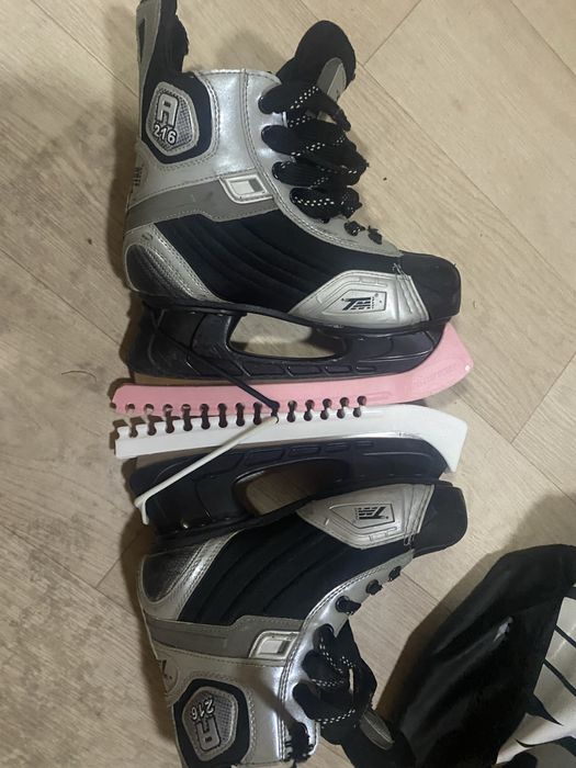 Продам коньки хокейные