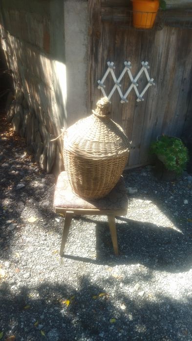 Стъклени дамаджами за вино и ракия.