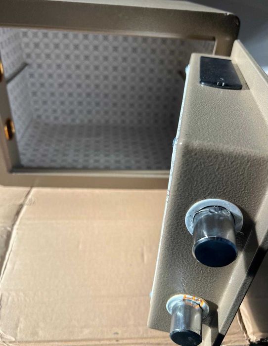 Seif cu doua chei, ecran defect