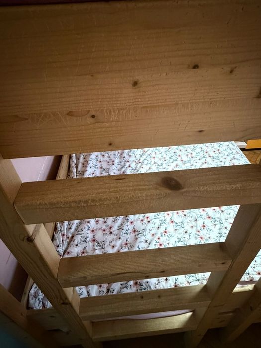 Vand pat suprapus lemn natur si saltele