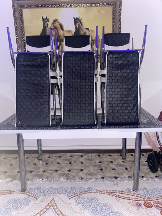 Стол и стулья кухонная