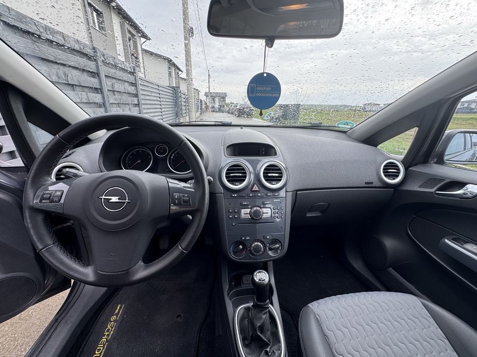 Opel Corsa volan incalzit si scaune incalzite km reali