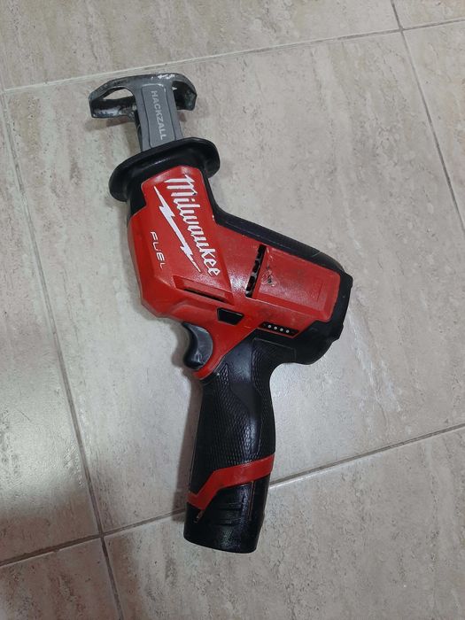 Акумулаторен Саблен трион Milwaukee  - безчетков с батерия M12 CHZ