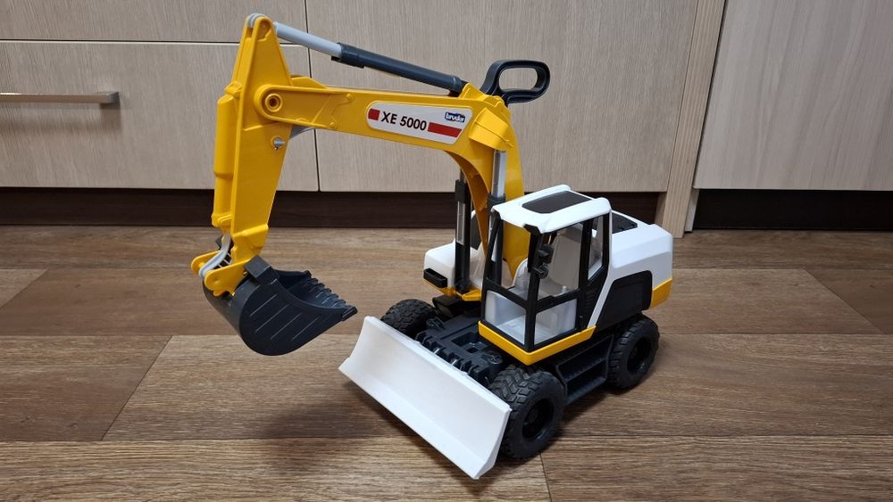 Колёсный экскаватор Bruder XE 5000