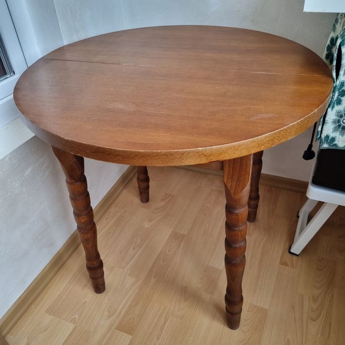 Трапеза маса 80 см от масивно дърво  в много добро състояние!