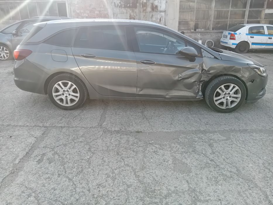 Opel astra 1.6cdti работи,здраво табло се продава на части