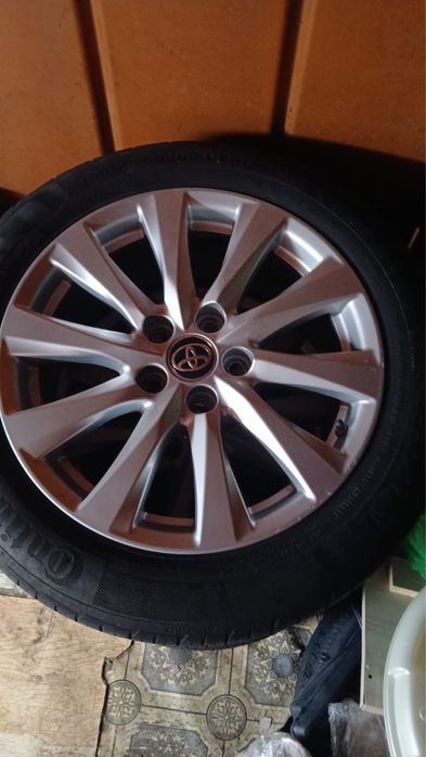 Продам комплект резину с дисками оригинал камри 70