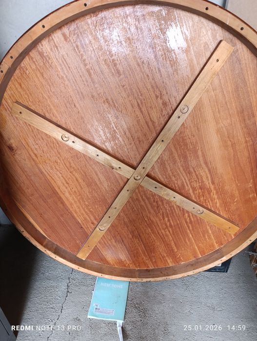 Продам круглый стол из дерево