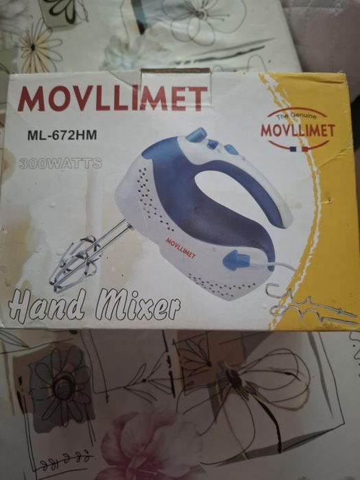 Mixer de mână în stare de funcționare.