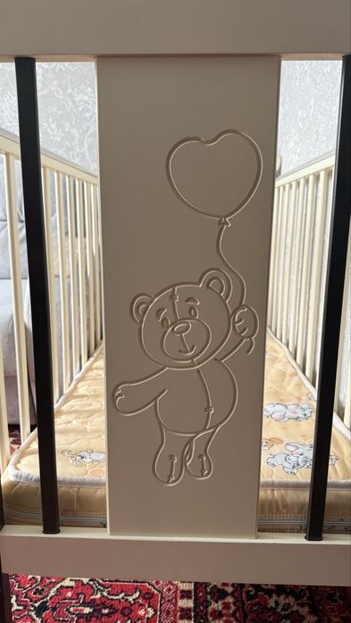 Кровать детская с маятником