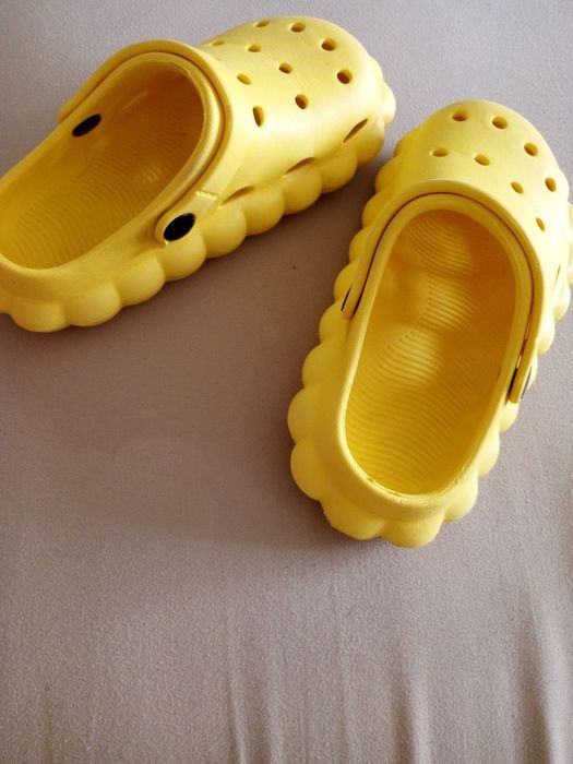 Продам детские кроксы