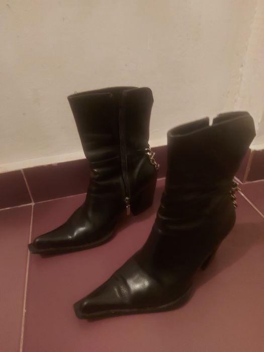 Vind adidasi Nike marimea 37 preț 50 lei si ciocate piele marimea 37